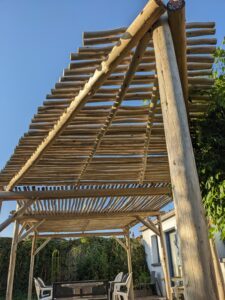 Pergola en eucalyptus avec forme triangle