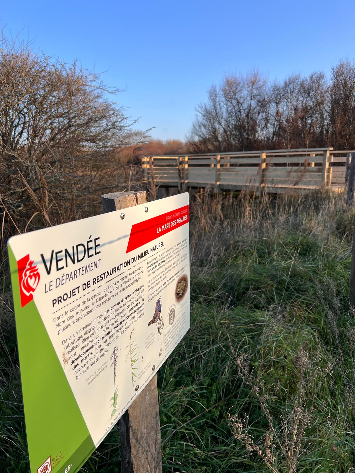 Panneau à la mare des Agaures (85)