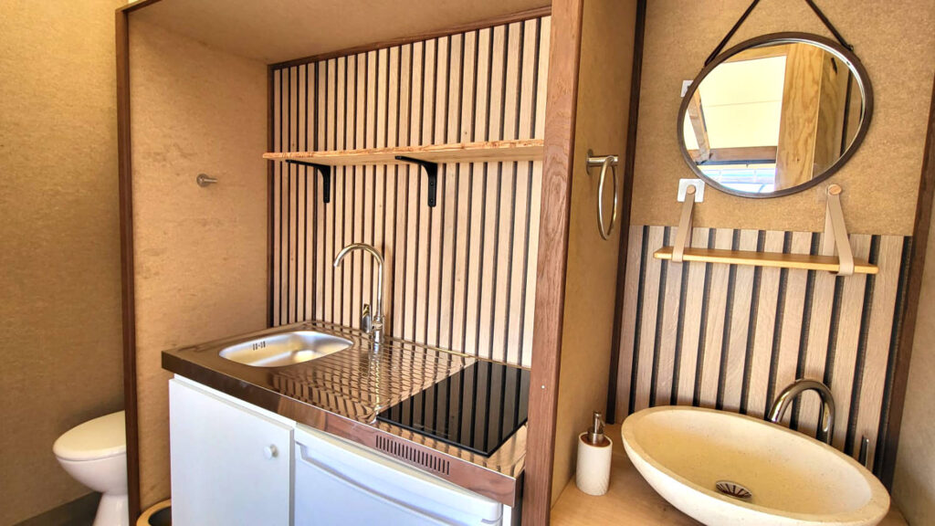 DuoCamp, détail de la cabine sanitaire et cuisine