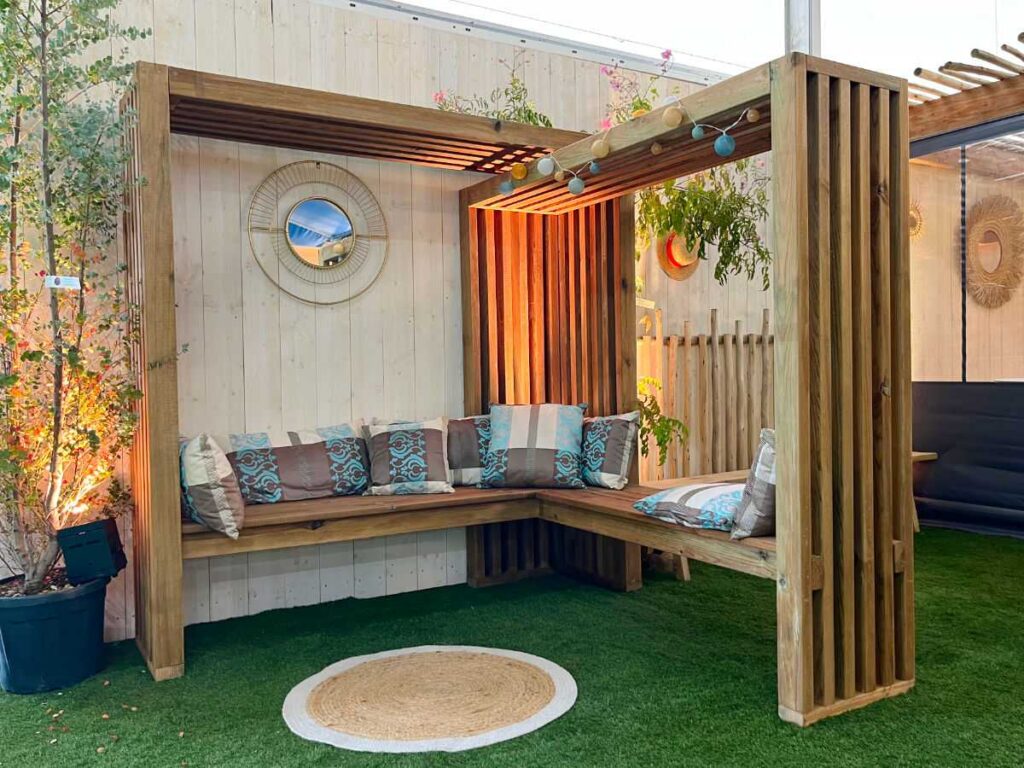 A la fois banc et pergola, Konfidence est avant tout un espace qui invite à la tranquillité, au cocooning et aux rencontres, même dans les lieux de passage.